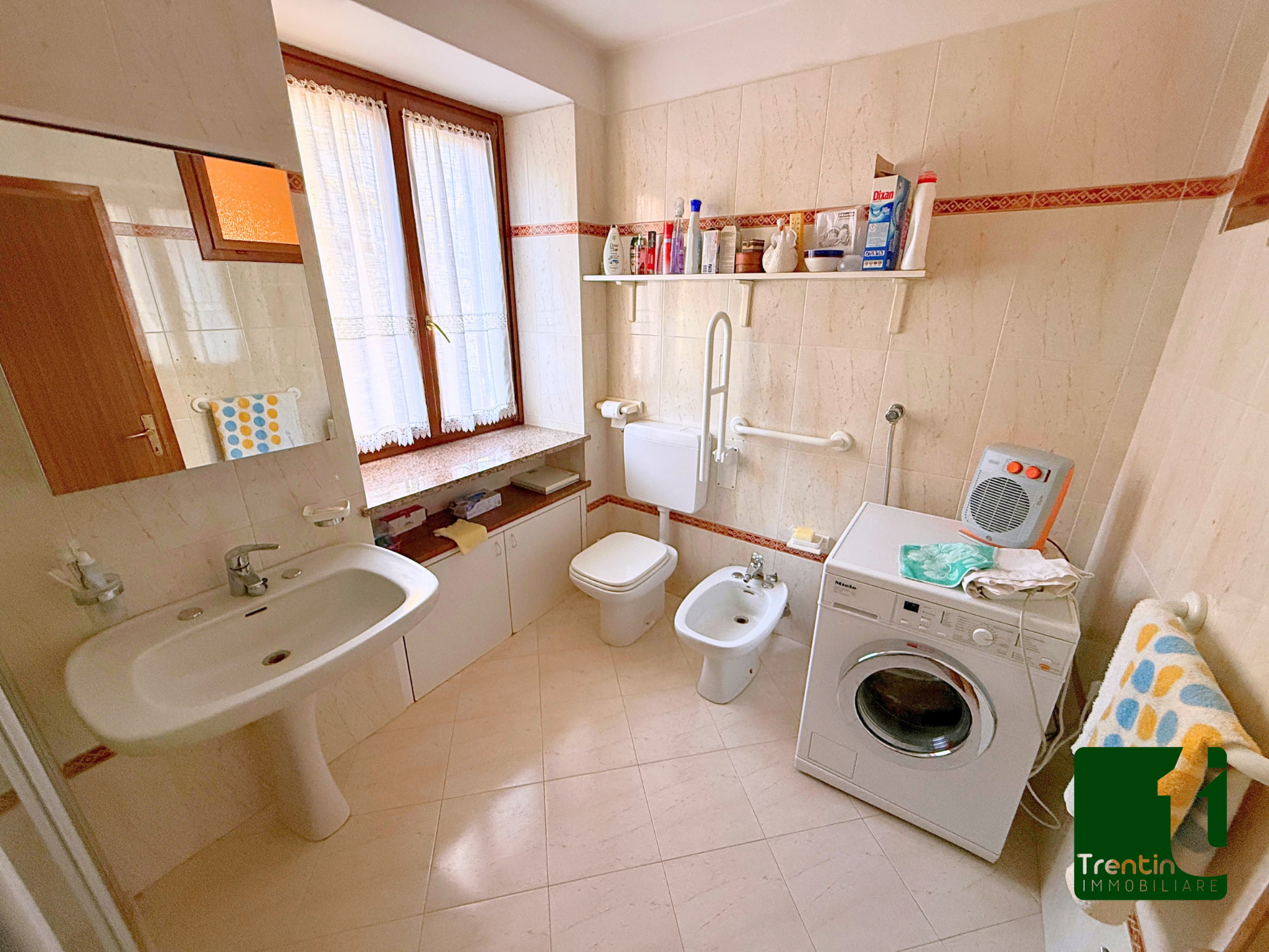 AMPIA PORZIONE DI CASA CON UFFICIO E GARAGE