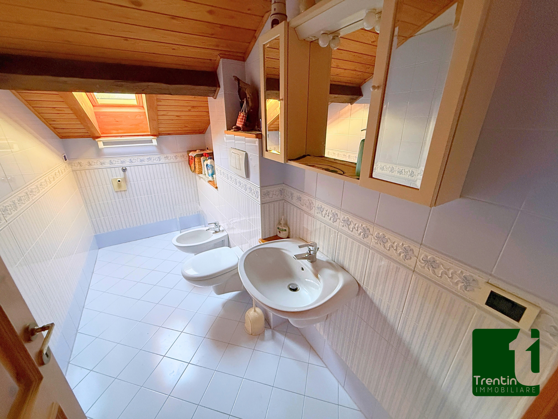 AMPIA PORZIONE DI CASA CON UFFICIO E GARAGE