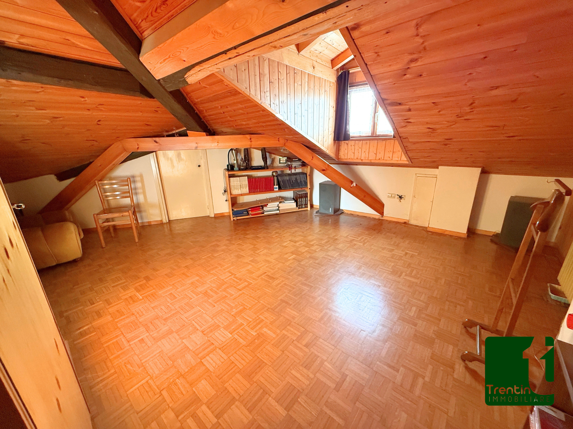 AMPIA PORZIONE DI CASA CON UFFICIO E GARAGE
