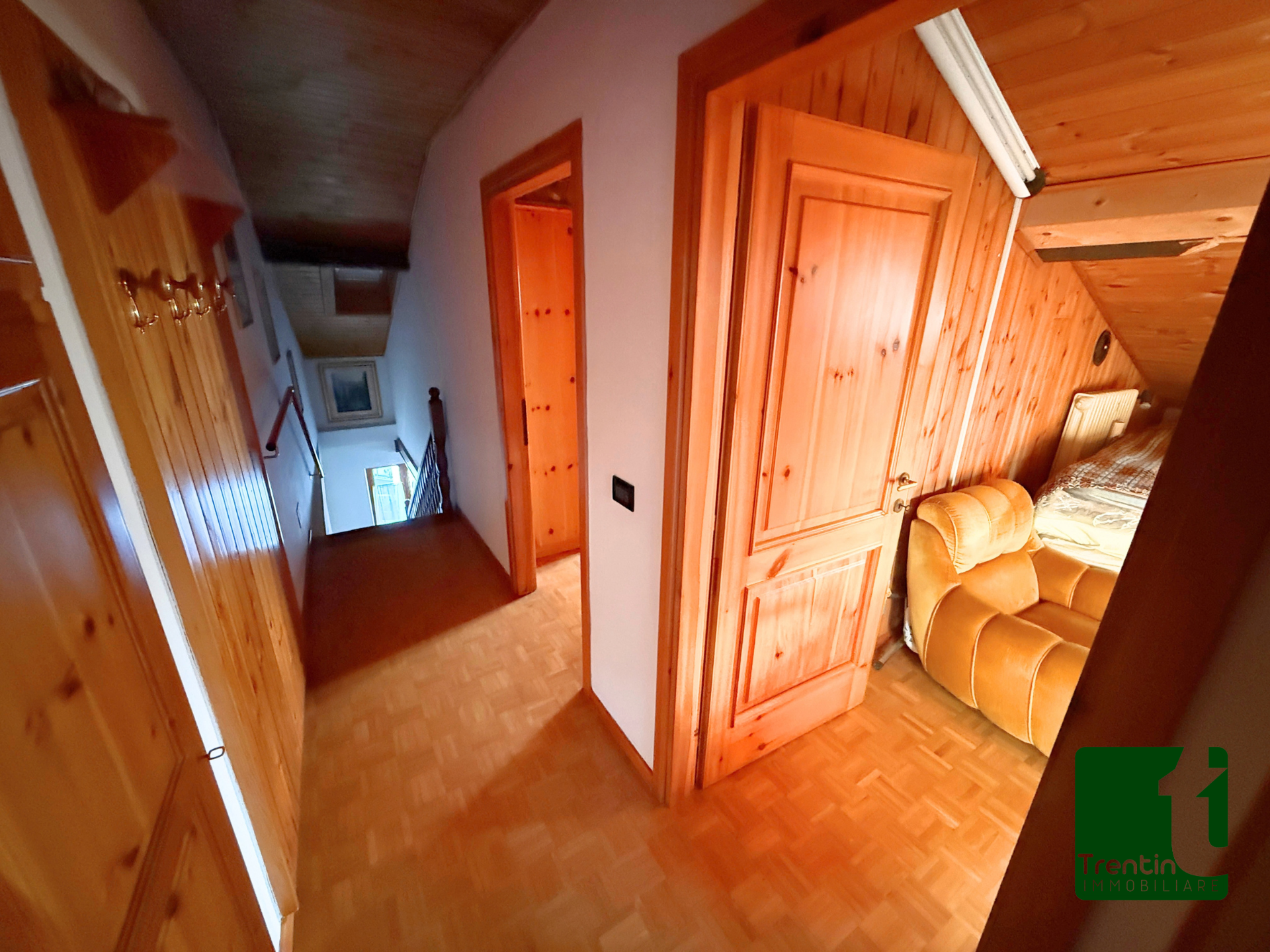 AMPIA PORZIONE DI CASA CON UFFICIO E GARAGE