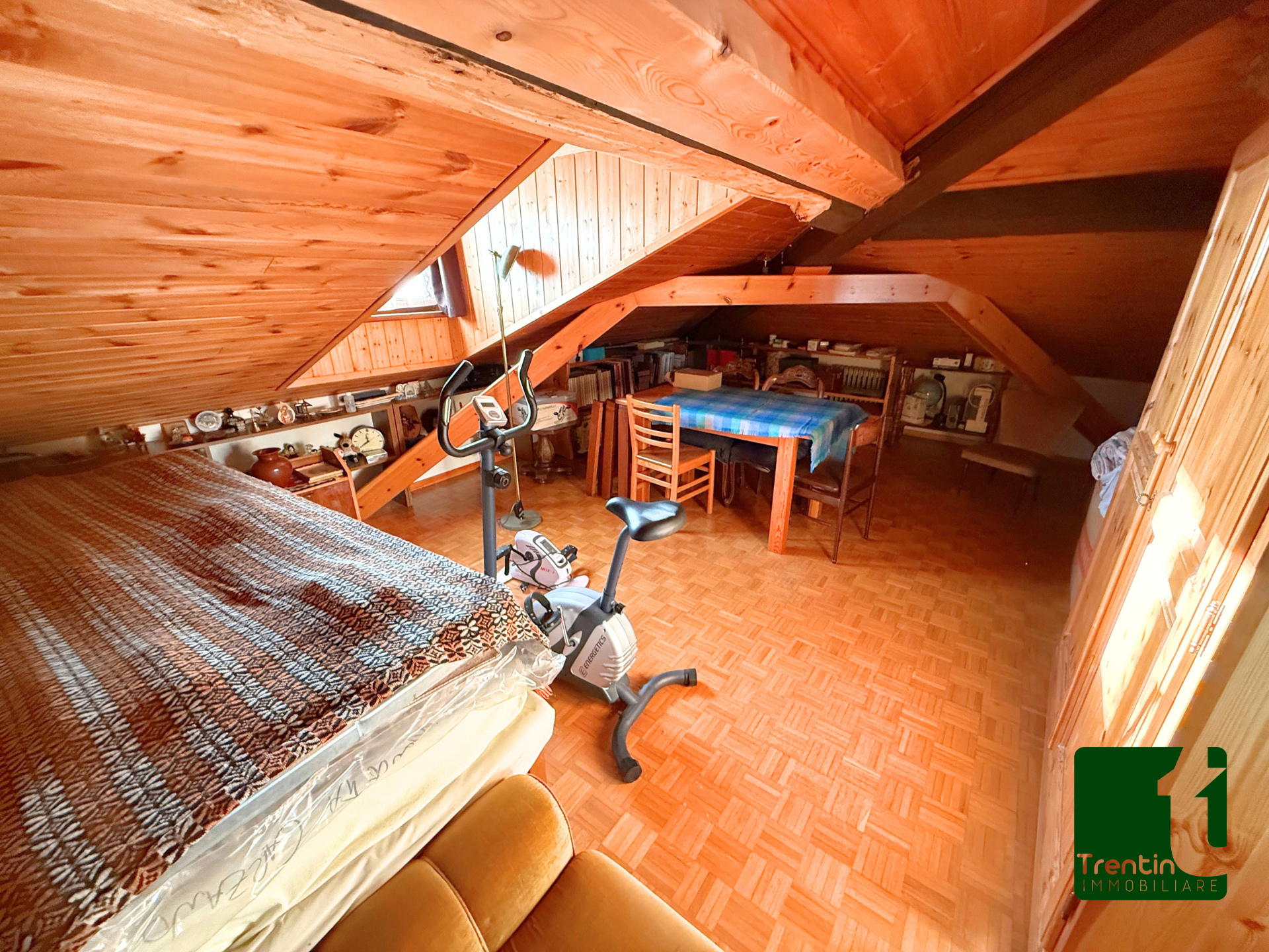 AMPIA PORZIONE DI CASA CON UFFICIO E GARAGE