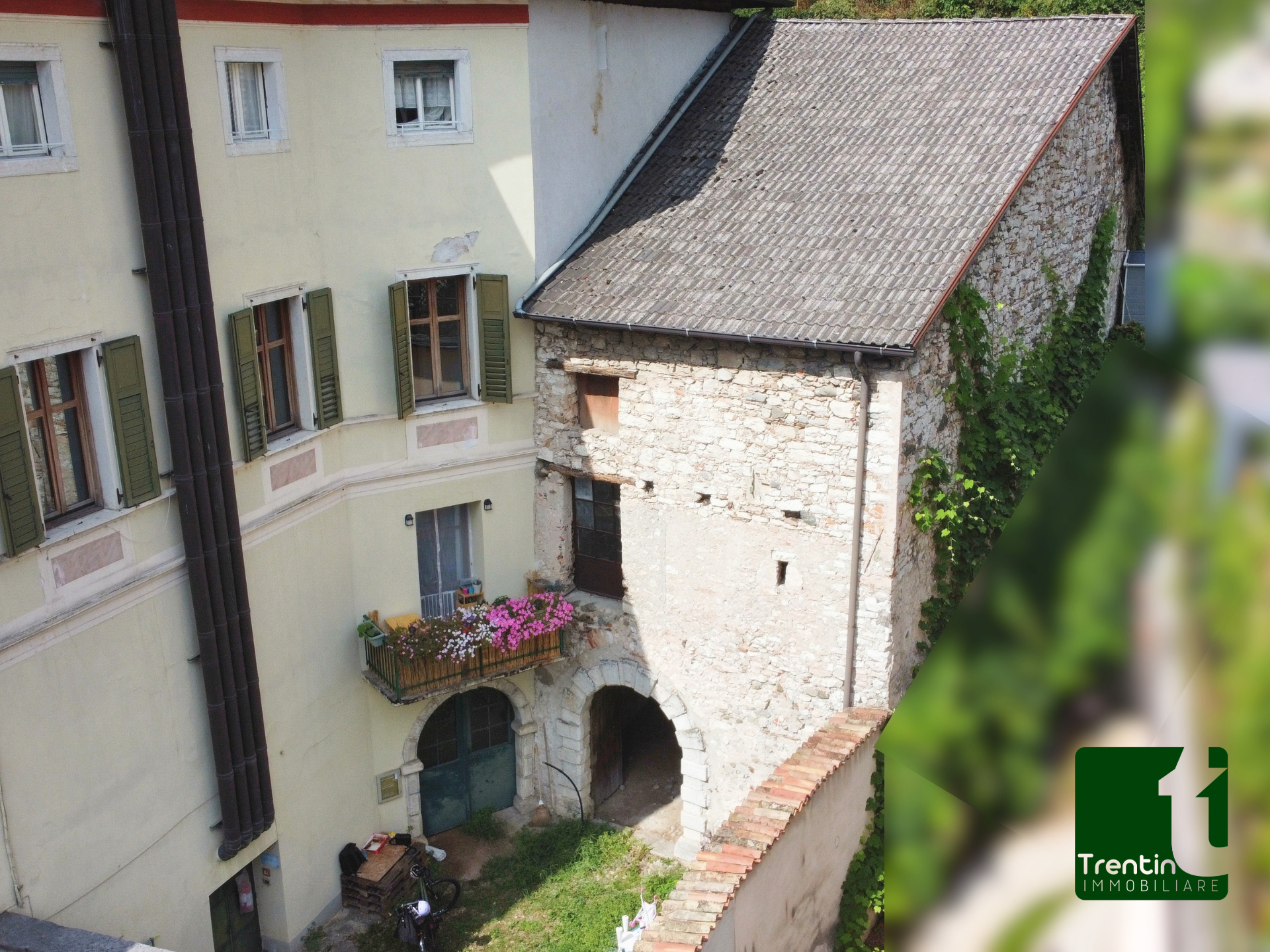 PORZIONE DI CASA DA RISTRUTTURARE