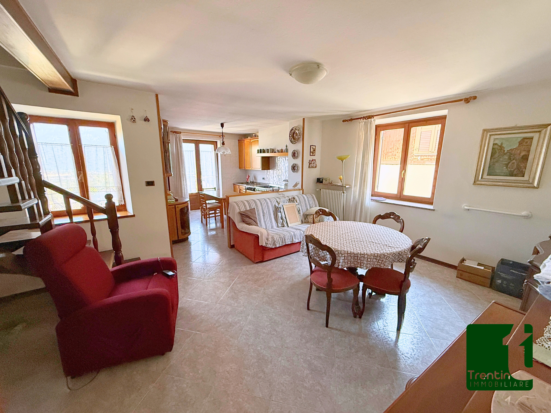 AMPIA PORZIONE DI CASA CON UFFICIO E GARAGE