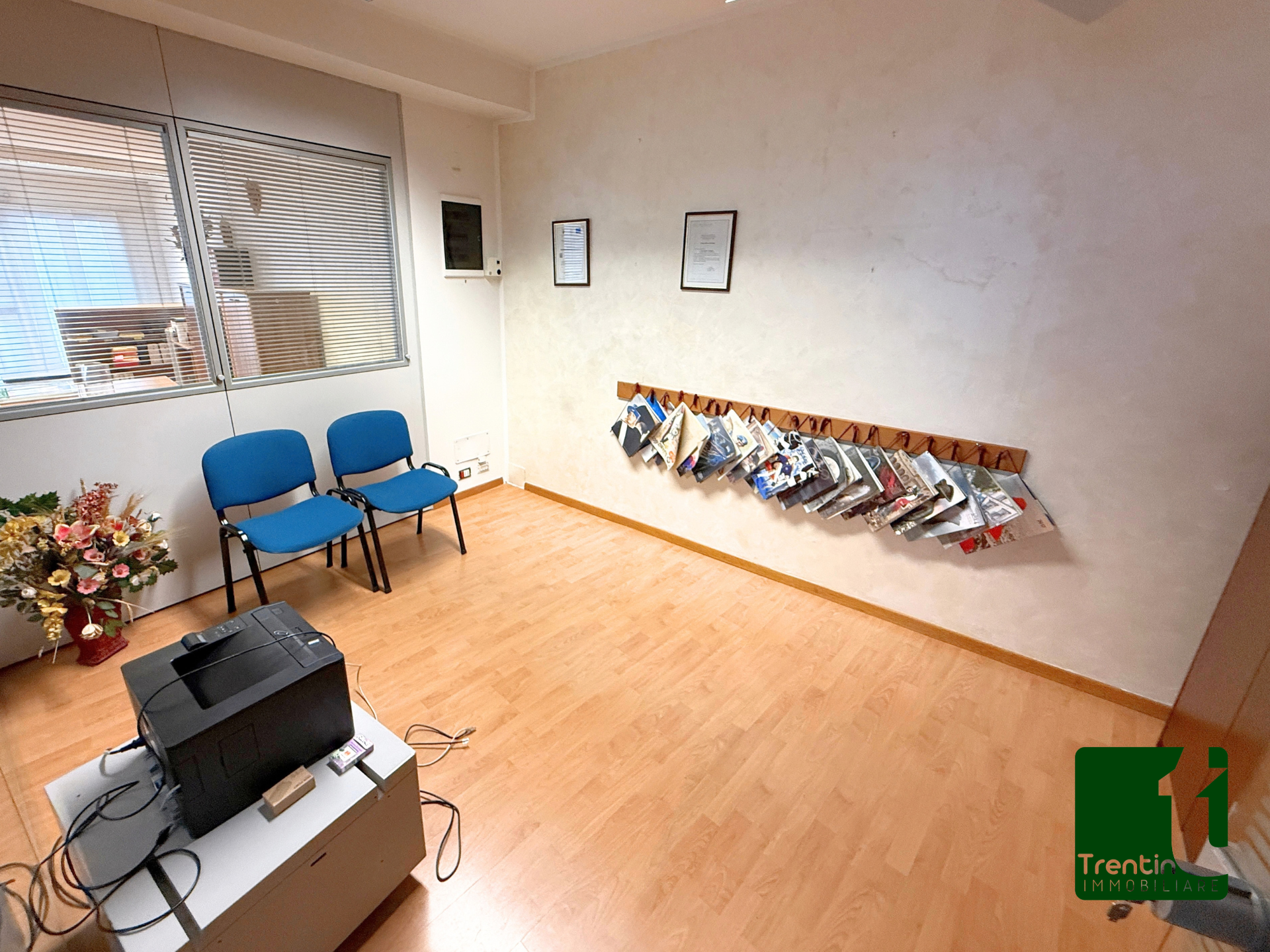 AMPIA PORZIONE DI CASA CON UFFICIO E GARAGE