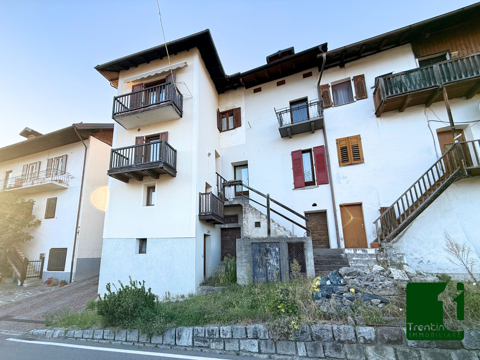 AMPIA PORZIONE DI CASA CON UFFICIO E GARAGE