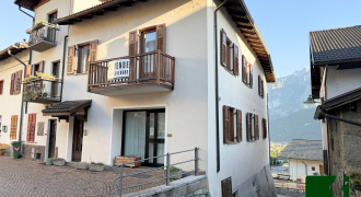 AMPIA PORZIONE DI CASA CON UFFICIO E GARAGE