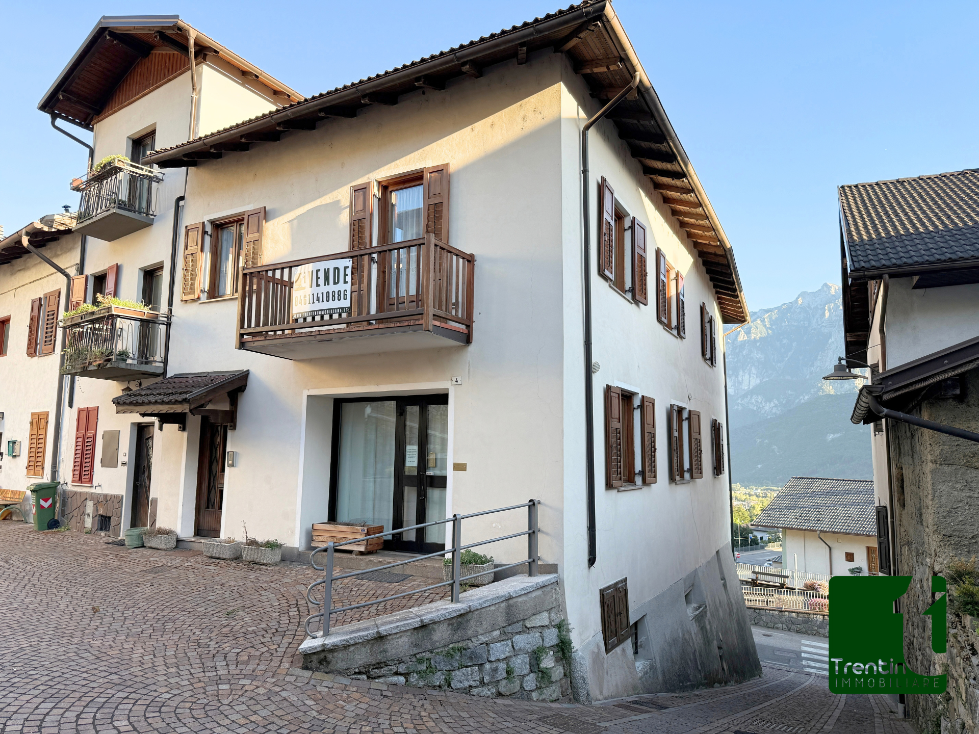 AMPIA PORZIONE DI CASA CON UFFICIO E GARAGE