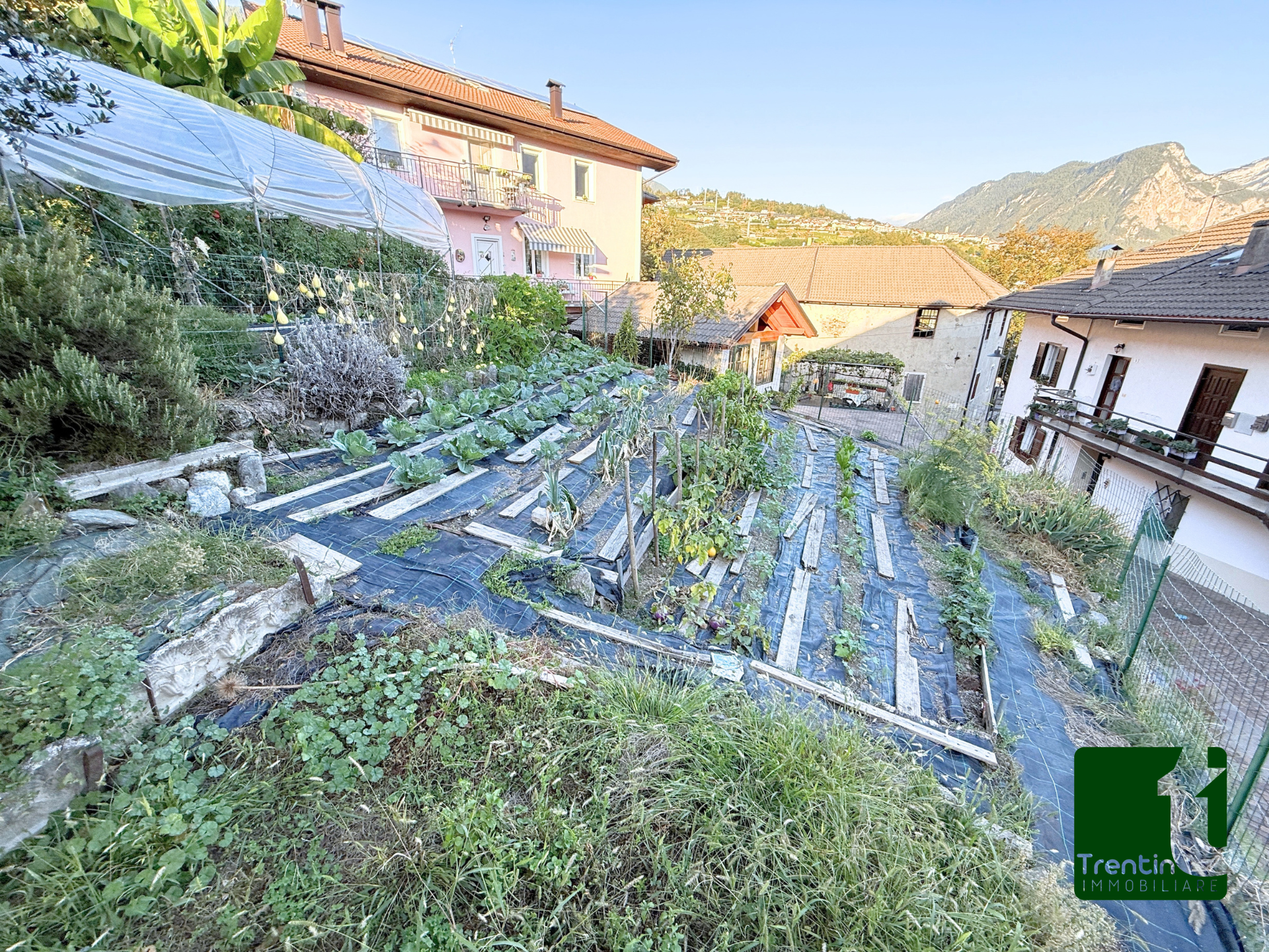 AMPIA PORZIONE DI CASA CON UFFICIO E GARAGE