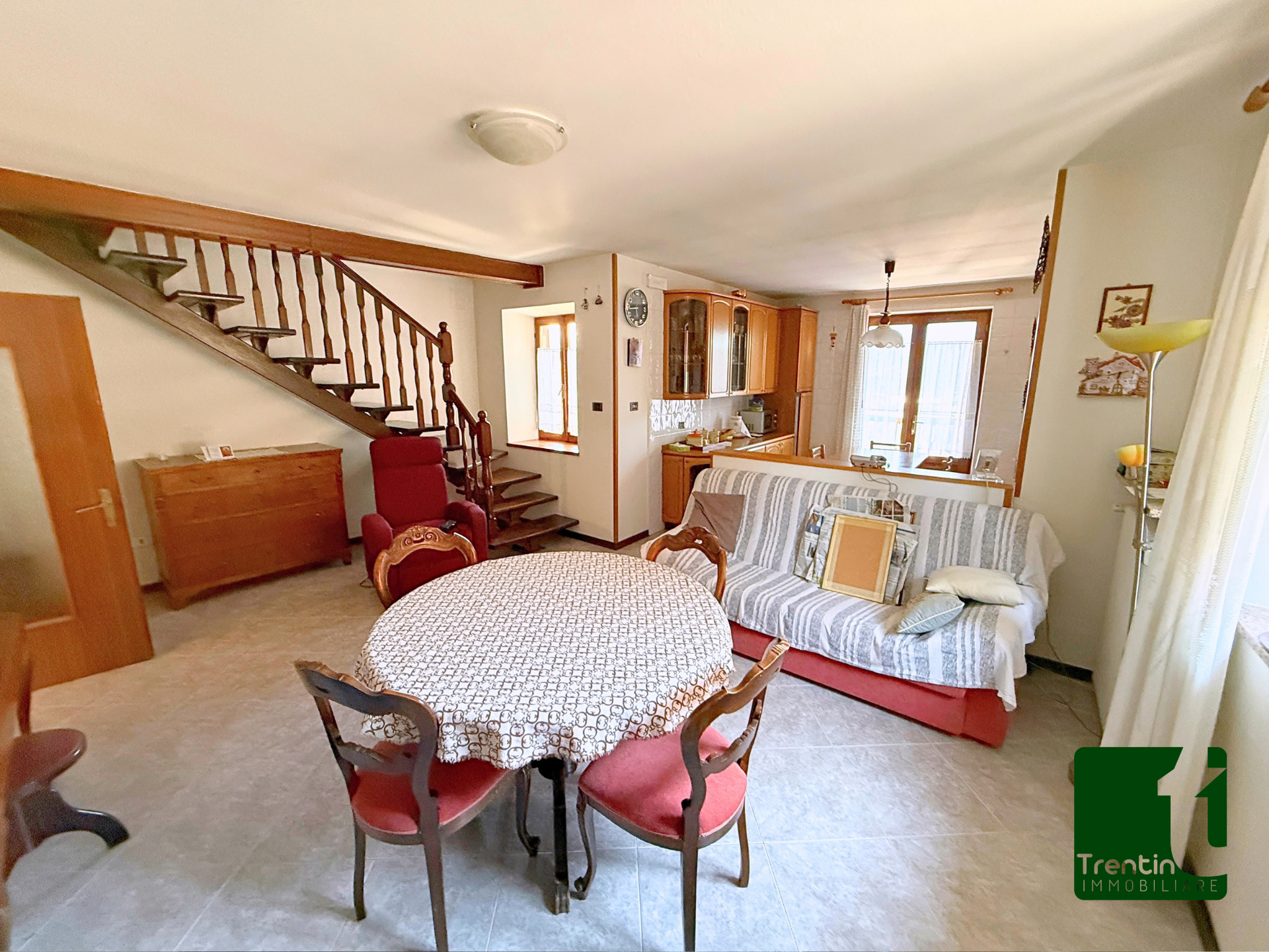 AMPIA PORZIONE DI CASA CON UFFICIO E GARAGE