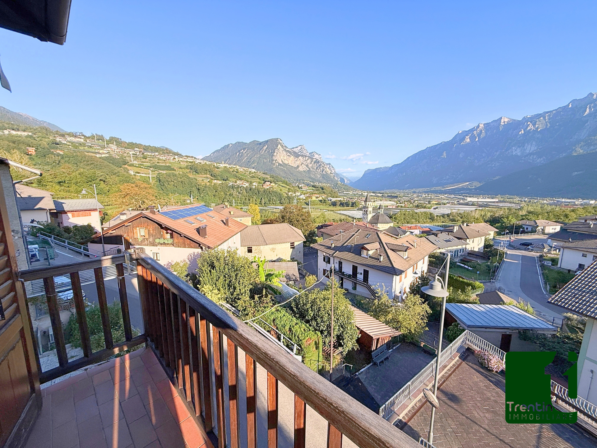 AMPIA PORZIONE DI CASA CON UFFICIO E GARAGE