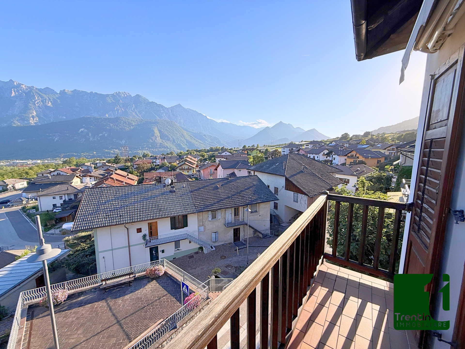 AMPIA PORZIONE DI CASA CON UFFICIO E GARAGE