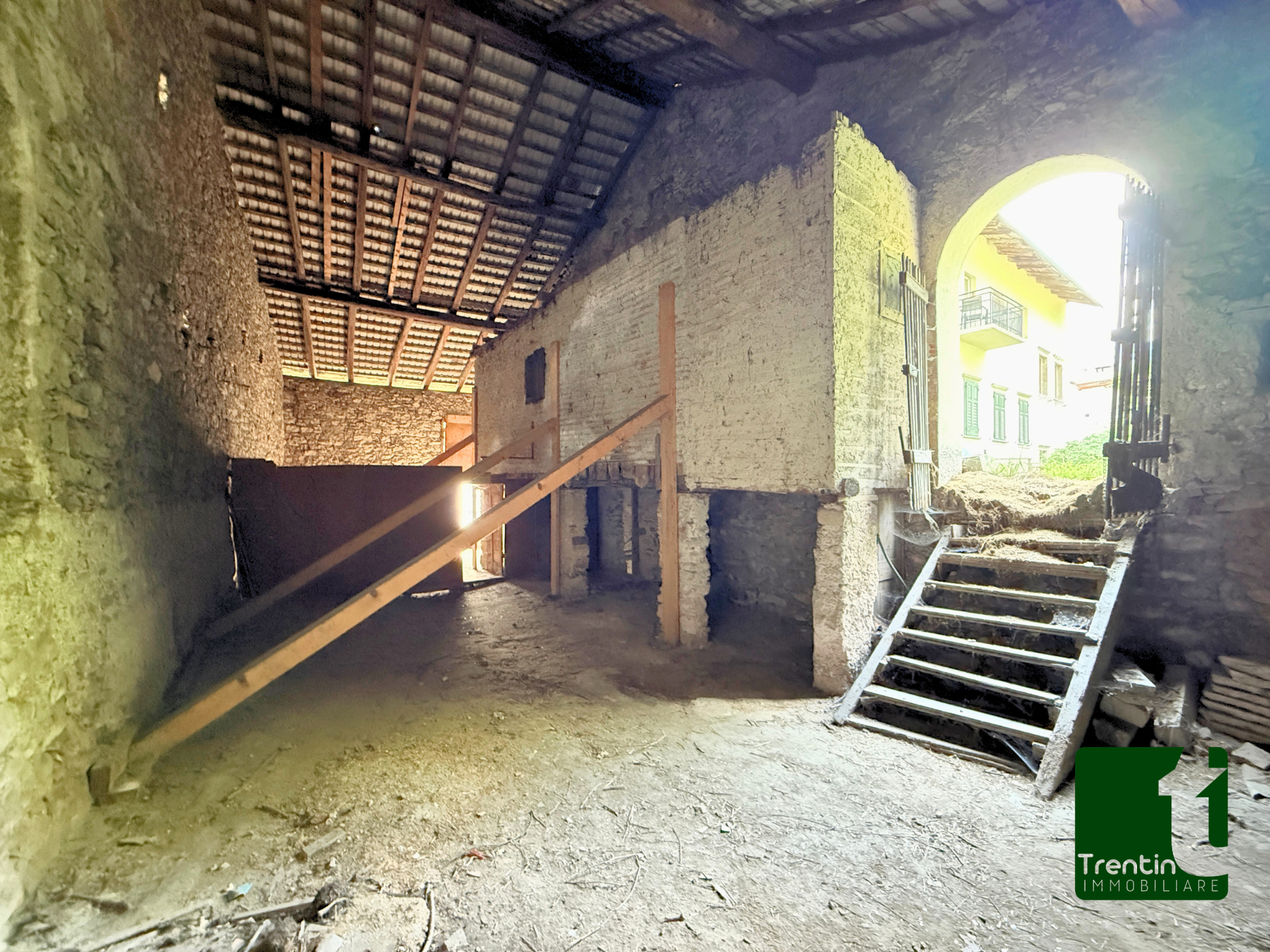 PORZIONE DI CASA DA RISTRUTTURARE