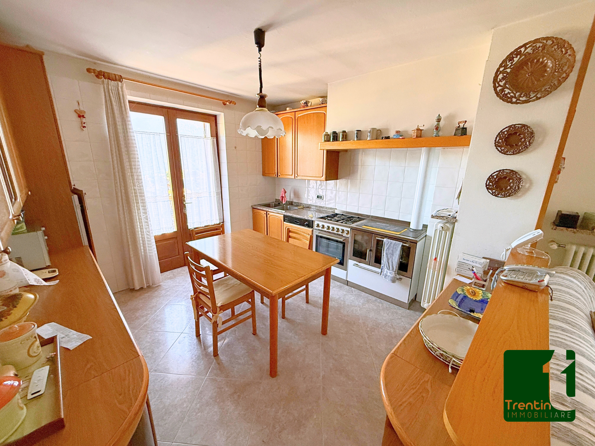 AMPIA PORZIONE DI CASA CON UFFICIO E GARAGE