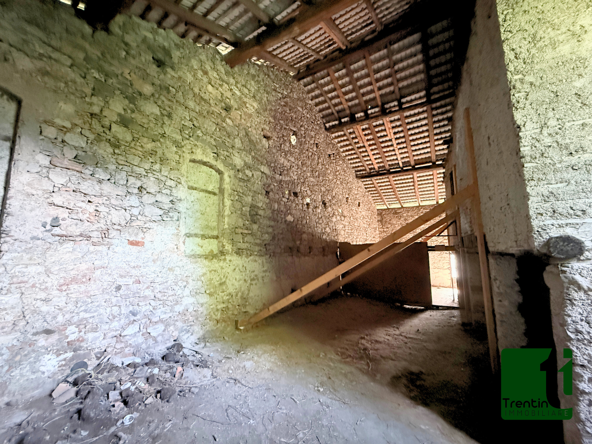 PORZIONE DI CASA DA RISTRUTTURARE