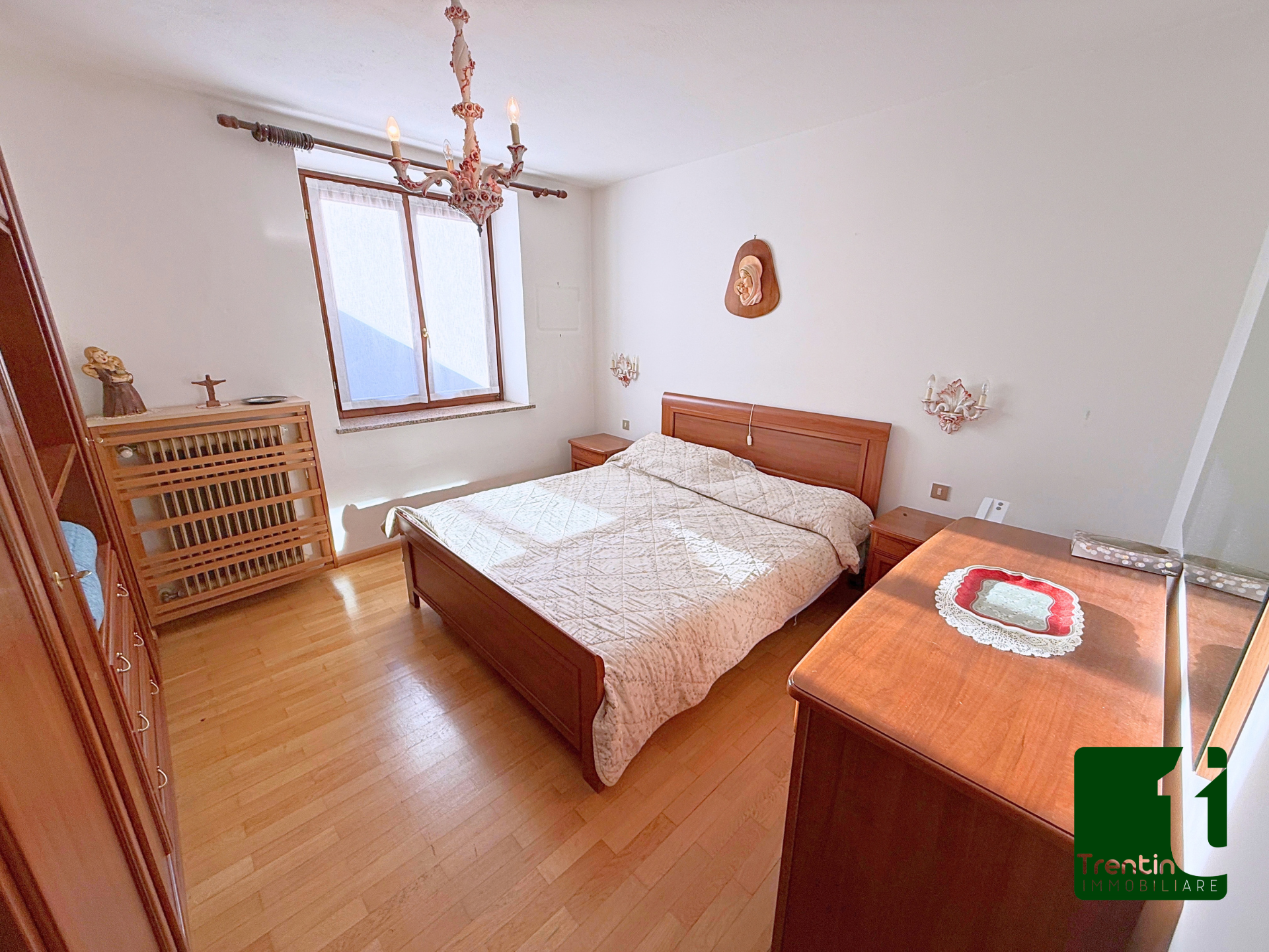 AMPIA PORZIONE DI CASA CON UFFICIO E GARAGE