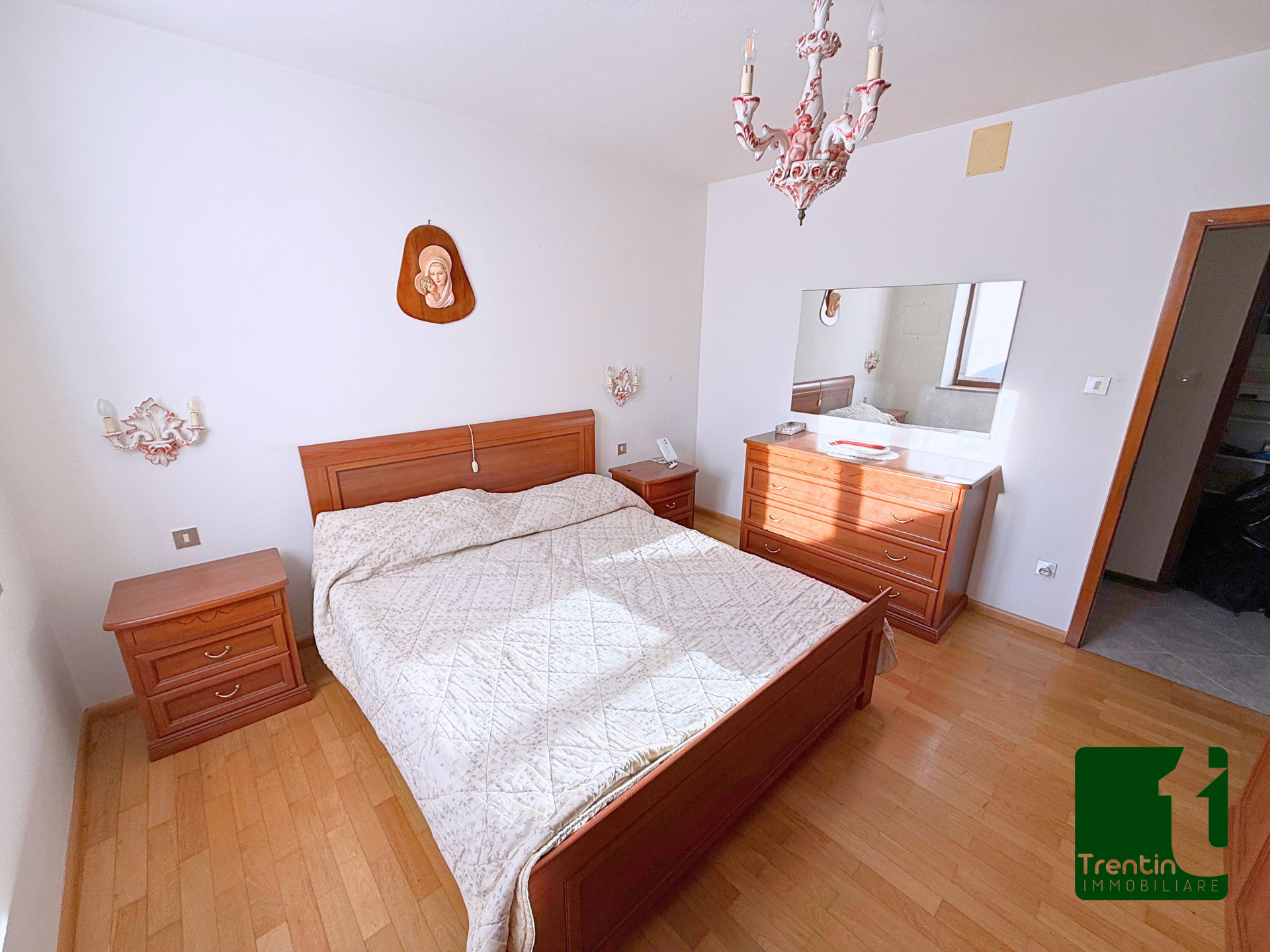 AMPIA PORZIONE DI CASA CON UFFICIO E GARAGE