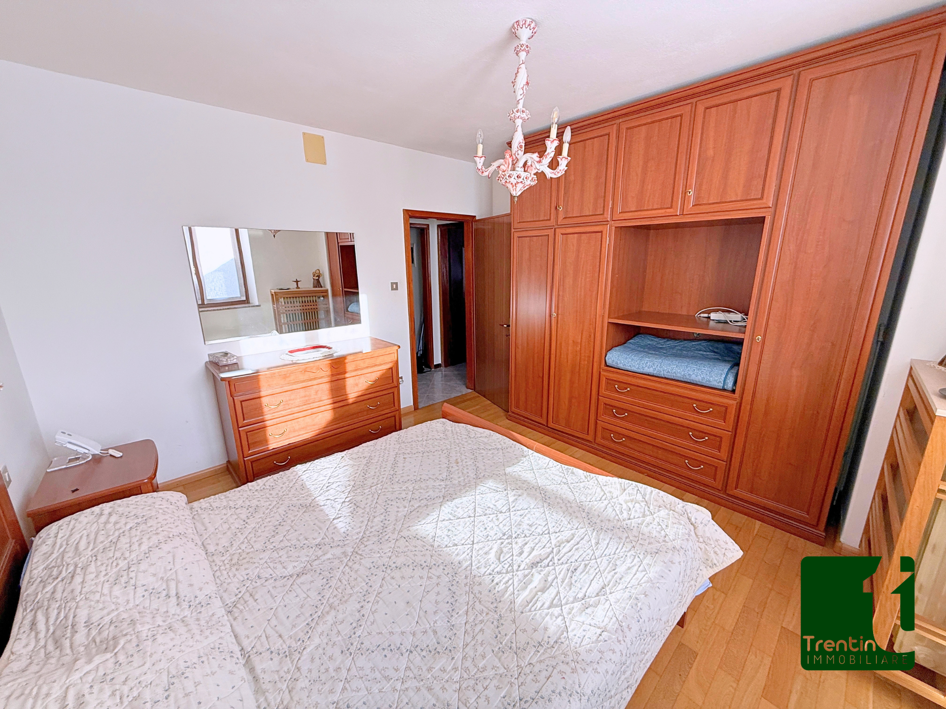 AMPIA PORZIONE DI CASA CON UFFICIO E GARAGE