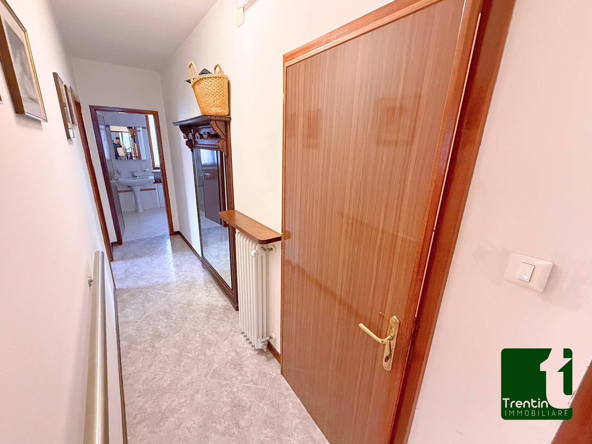 AMPIA PORZIONE DI CASA CON UFFICIO E GARAGE