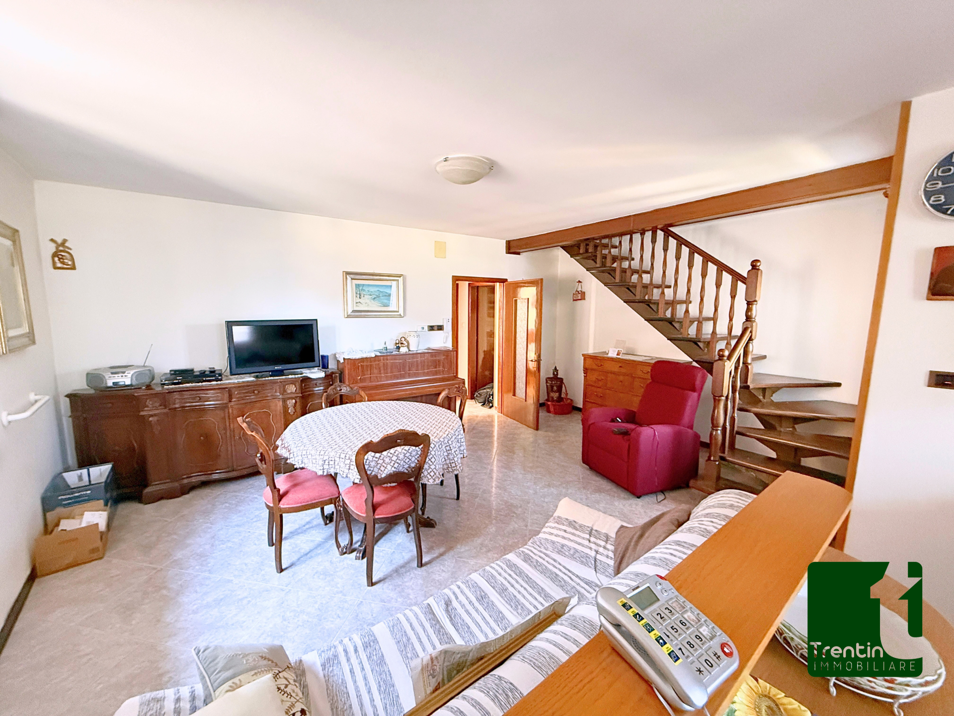 AMPIA PORZIONE DI CASA CON UFFICIO E GARAGE