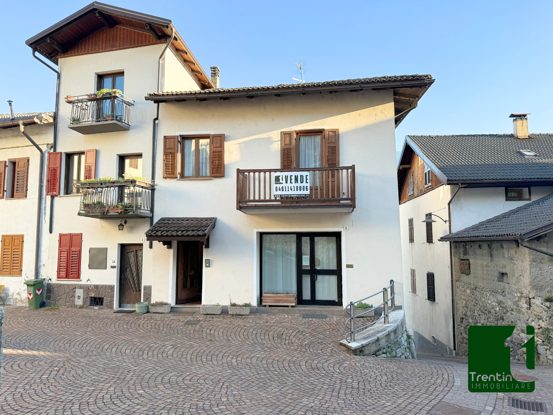 AMPIA PORZIONE DI CASA CON UFFICIO E GARAGE